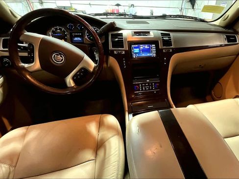 Used 2011 Cadillac Escalade Premium image 16