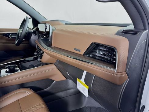 New 2026 Chevrolet Suburban High Country AWD/4WD image 32
