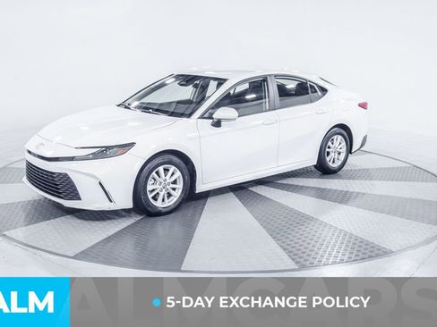 Used 2025 Toyota Camry LE image 3
