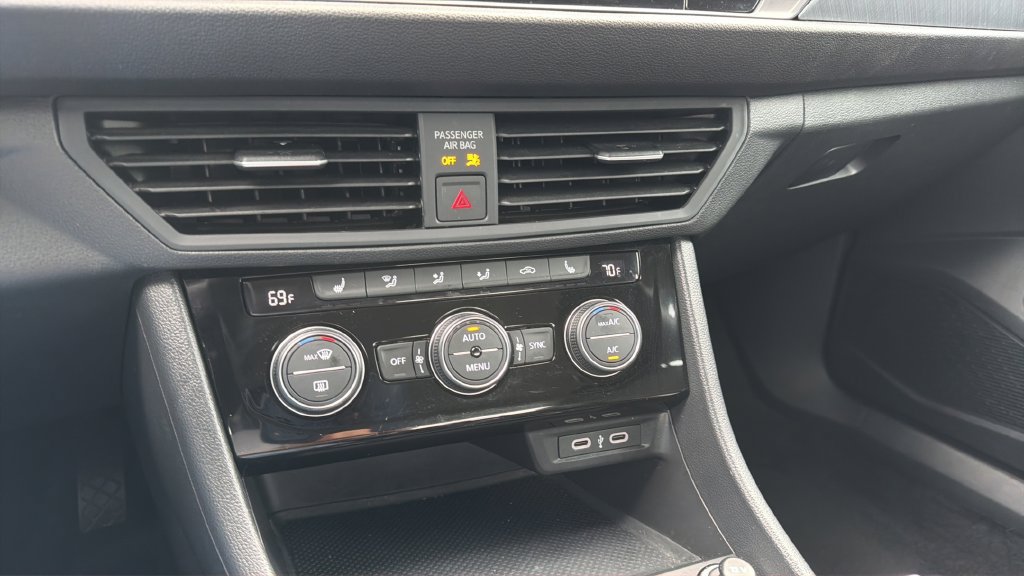 Used 2024 Volkswagen Jetta SE FWD image 19