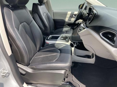 Used 2024 Chrysler Pacifica Touring-L FWD image 24