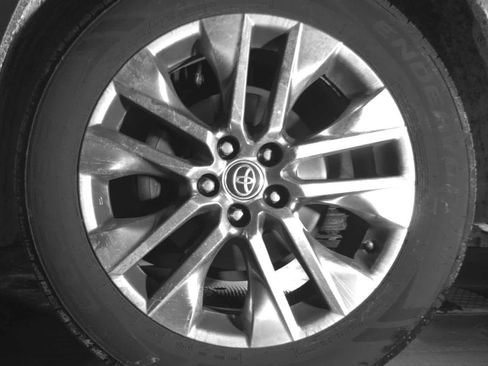 Used 2020 Toyota RAV4 XLE Premium image 17