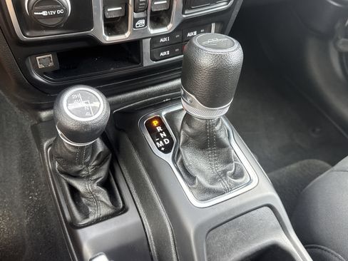 Used 2023 Jeep Gladiator Sport image 15