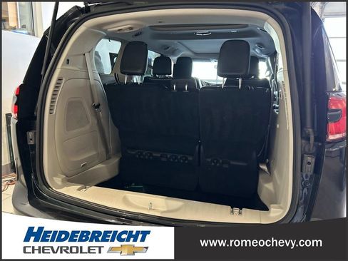 Used 2021 Chrysler Pacifica Limited w/ Uconnect Theater Family Group image 11