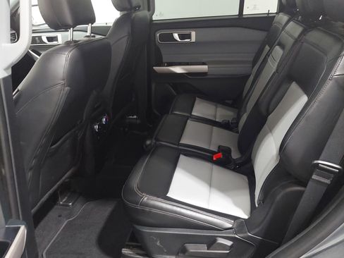 Used 2022 Ford Explorer XLT w/ XLT Sport Appearance Package AWD/4WD image 16