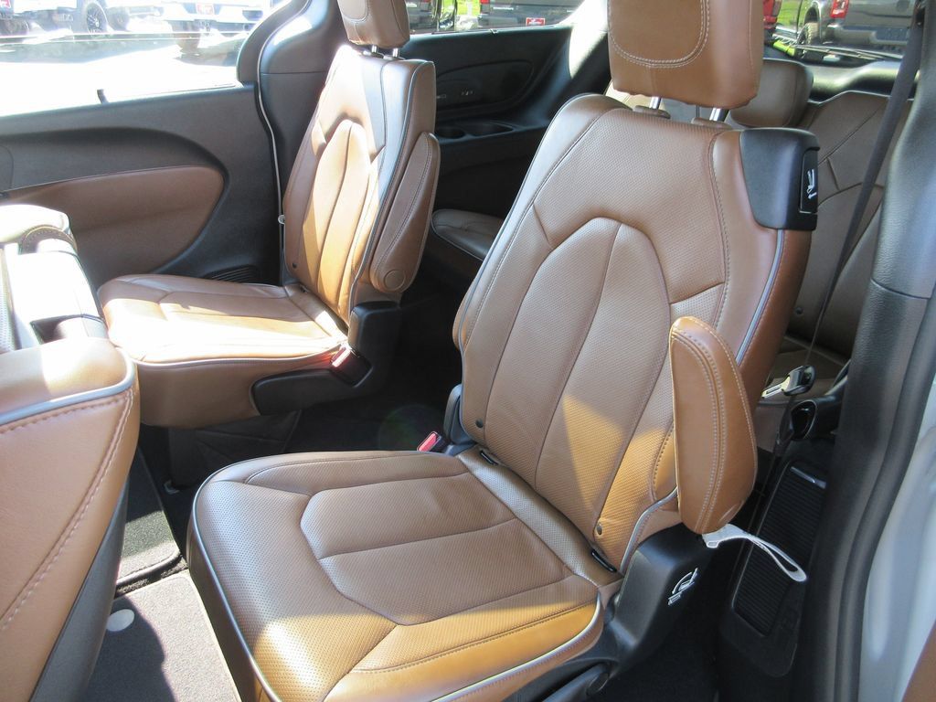 Used 2019 Chrysler Pacifica Limited w/ Tire & Wheel Group FWD image 23