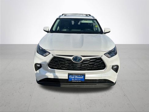 Used 2022 Toyota Highlander XLE image 3