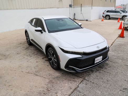 Used 2023 Toyota Crown Limited image 5