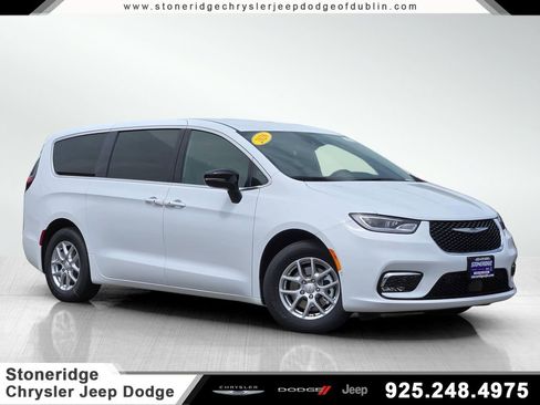 New 2026 Chrysler Pacifica Select FWD image 1