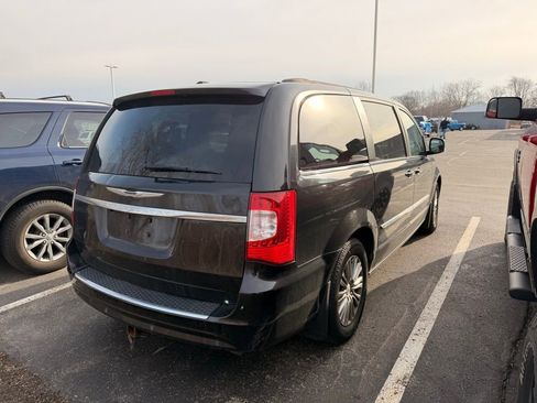 Used 2014 Chrysler Town & Country Touring-L w/ Driver Convenience Group image 7