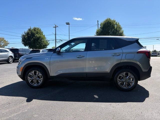 Used 2024 Kia Seltos LX AWD/4WD image 2