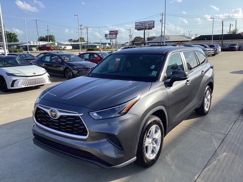 Used 2023 Toyota Highlander L FWD image 3