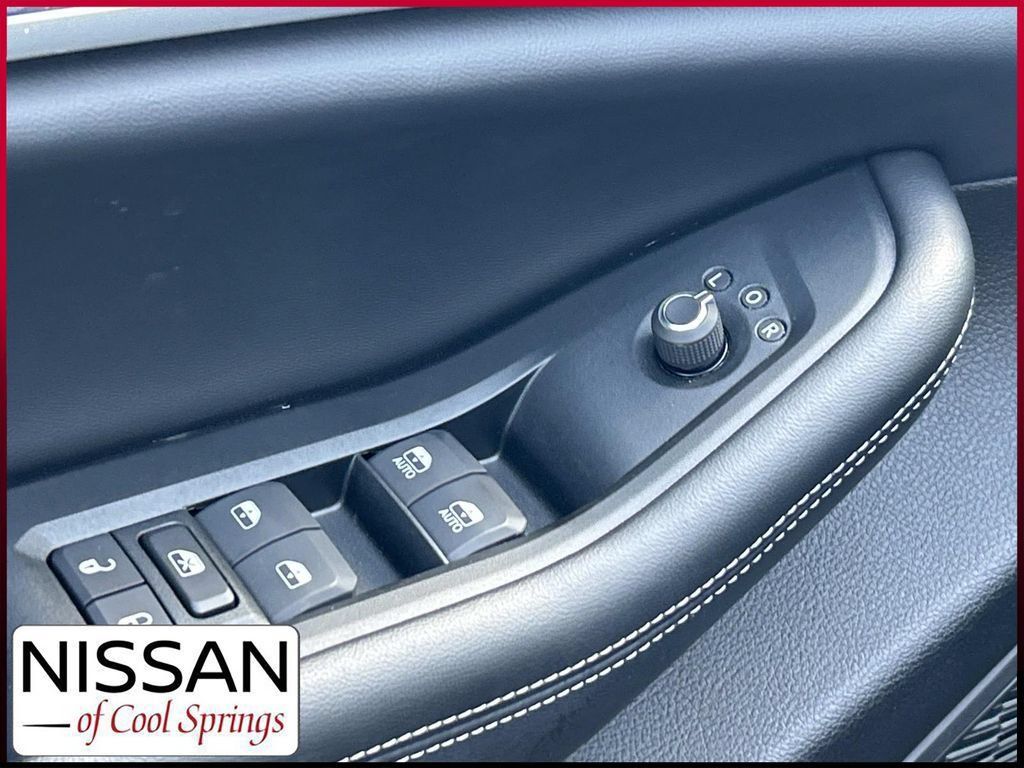 Used 2024 Jeep Grand Cherokee Limited w/ Black Appearance Package AWD/4WD image 19