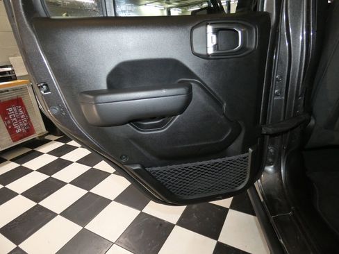 Used 2023 Jeep Wrangler Unlimited Rubicon image 25