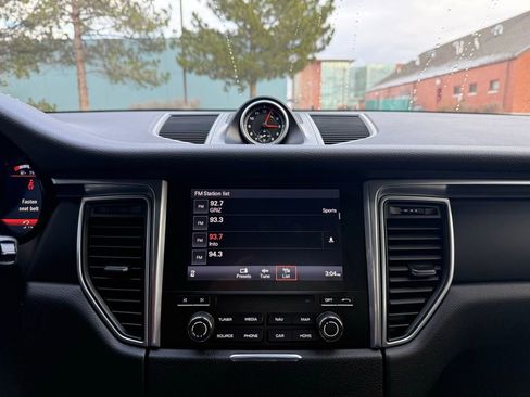 Used 2018 Porsche Macan Base image 28