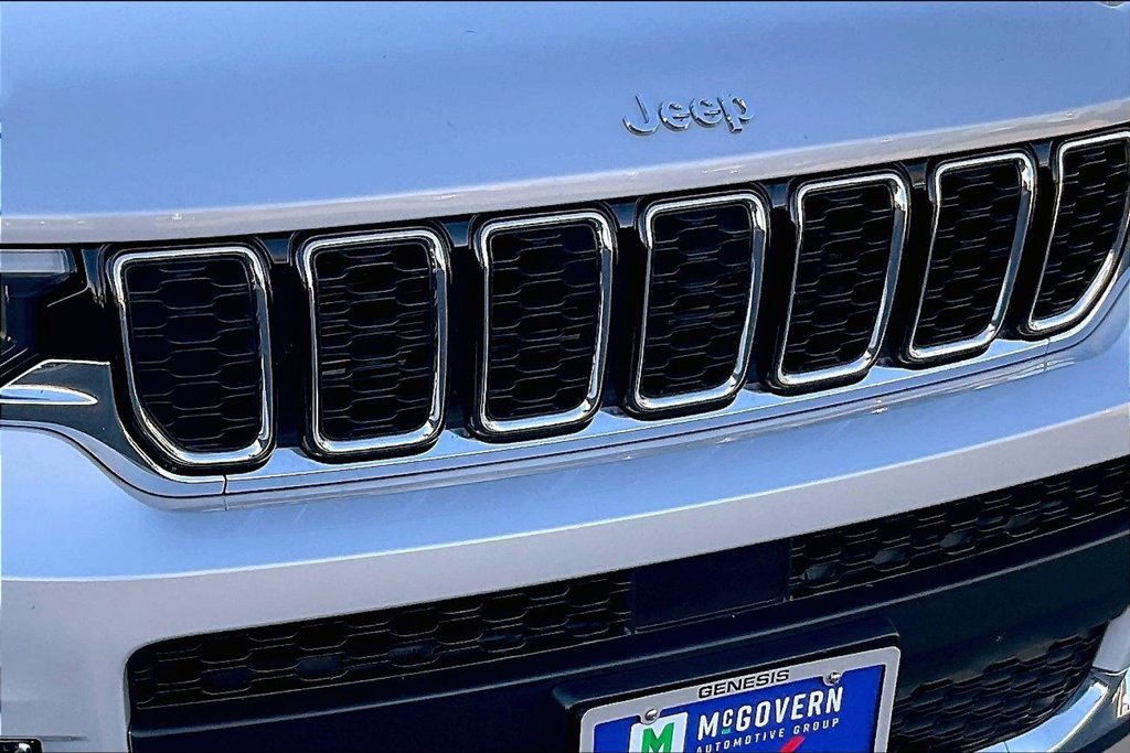 Used 2023 Jeep Grand Cherokee L Limited w/ Rear Seat Video Group I AWD/4WD image 35