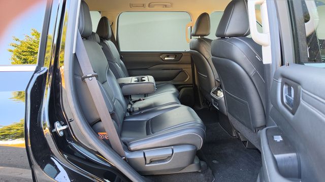 Used 2025 Nissan Armada SV AWD/4WD image 16