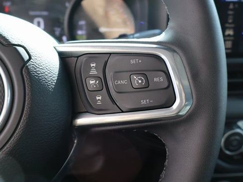 Used 2025 Jeep Wrangler Unlimited Sahara image 18