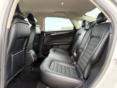 Used 2018 Ford Fusion SE w/ Equipment Group 602A FWD image 15