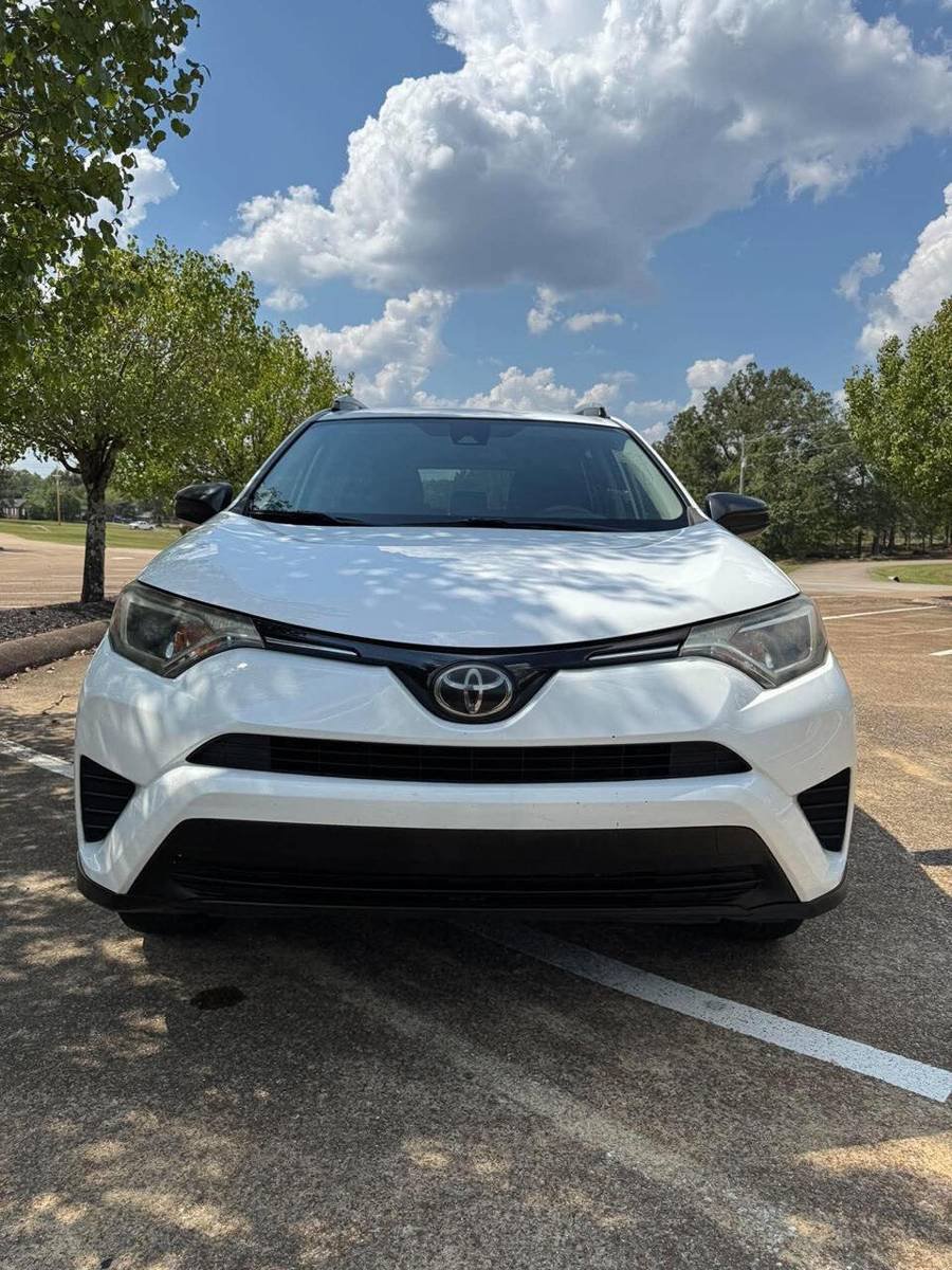 Used 2018 Toyota RAV4 LE FWD image 2