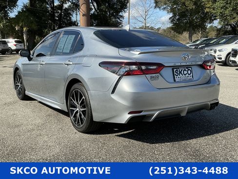 Used 2024 Toyota Camry SE image 3