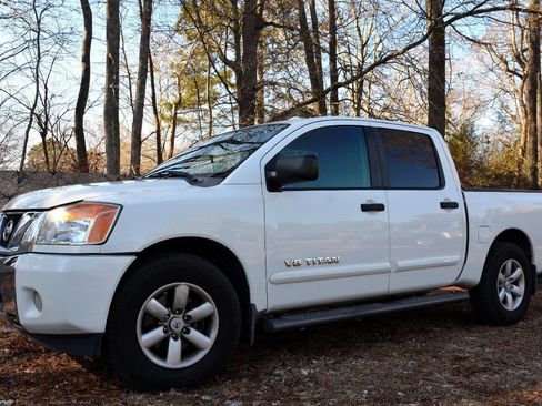 Used 2014 Nissan Titan SV w/ SV Value Truck Package image 7
