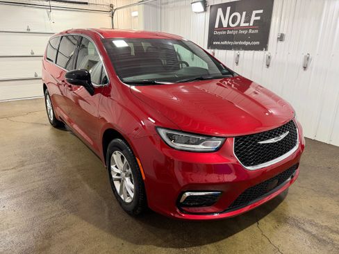 New 2026 Chrysler Pacifica Select AWD/4WD image 2