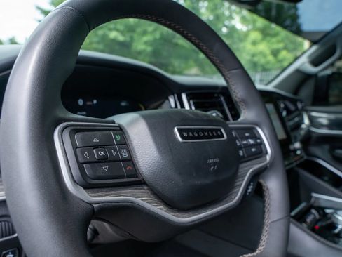 Used 2022 Jeep Wagoneer Series III w/ Premium Group I RWD image 13