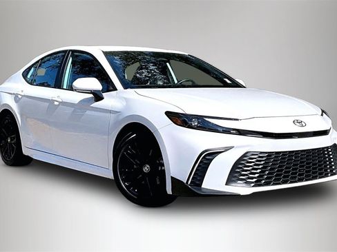 Used 2025 Toyota Camry SE image 2