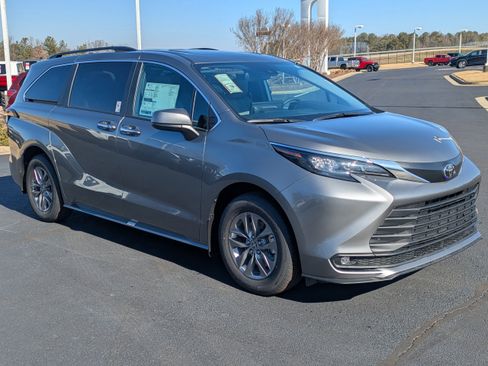 New 2026 Toyota Sienna XLE FWD image 2