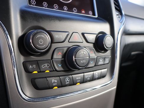 Used 2019 Jeep Grand Cherokee Laredo image 35