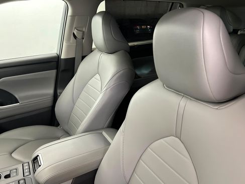 Used 2021 Toyota Highlander XLE AWD/4WD image 17