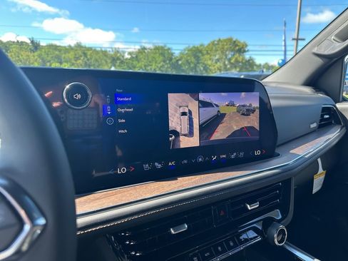 New 2025 Chevrolet Suburban High Country AWD/4WD image 18