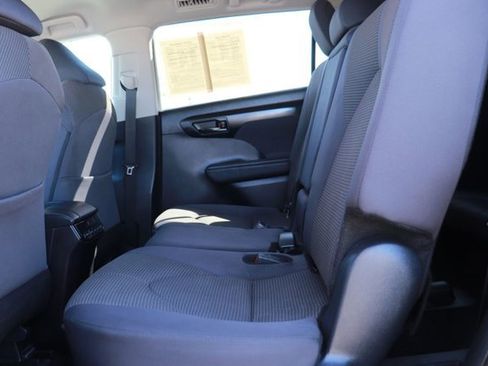 Used 2024 Toyota Highlander LE image 14