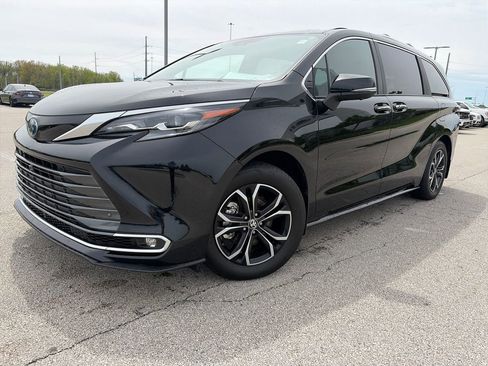 Used 2025 Toyota Sienna Platinum AWD/4WD image 3