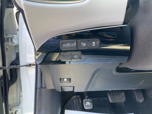 Used 2018 Toyota Prius Three image 14