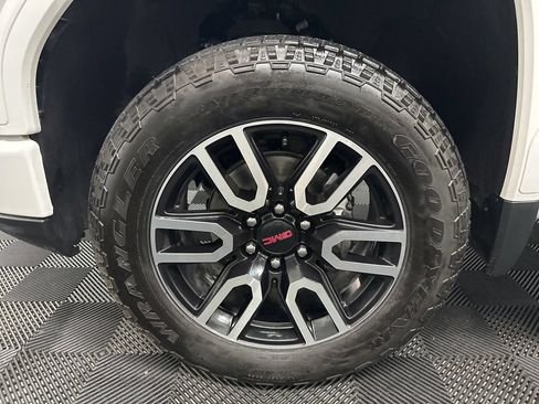 Used 2025 GMC Sierra 1500 AT4 w/ AT4 Premium Package AWD/4WD image 37