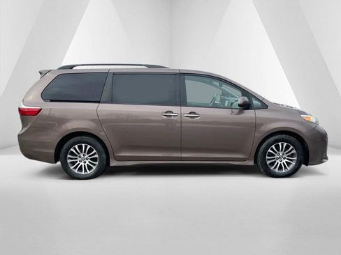 Used 2019 Toyota Sienna XLE FWD image 10