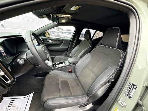 Used 2023 Volvo XC40 Recharge Plus image 23