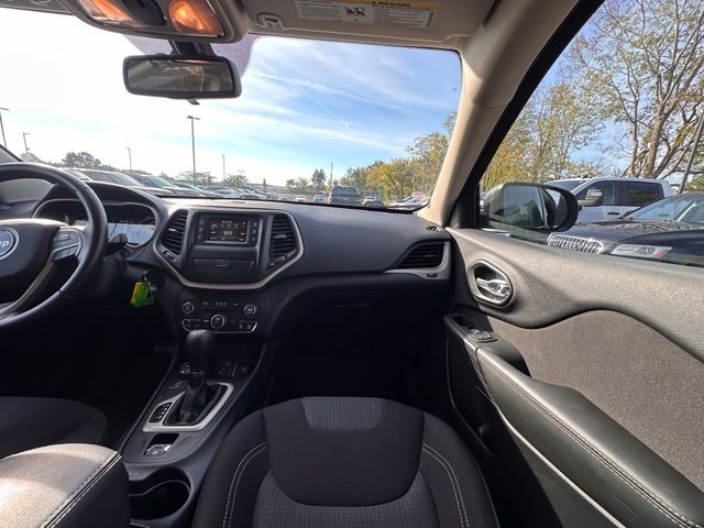Used 2016 Jeep Cherokee Latitude w/ Cold Weather Group AWD/4WD image 29