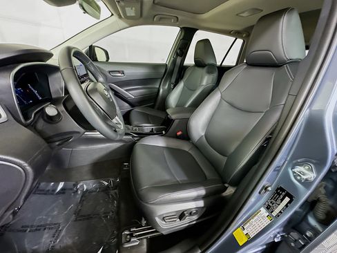 Used 2025 Toyota Corolla Cross XLE w/ Convenience Package AWD/4WD image 12