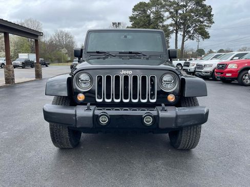Used 2018 Jeep Wrangler Unlimited Sahara w/ Connectivity Group AWD/4WD image 3