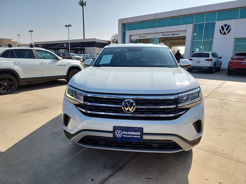 Used 2021 Volkswagen Atlas Cross Sport SE w/ 20" Black Wheels Package image 2