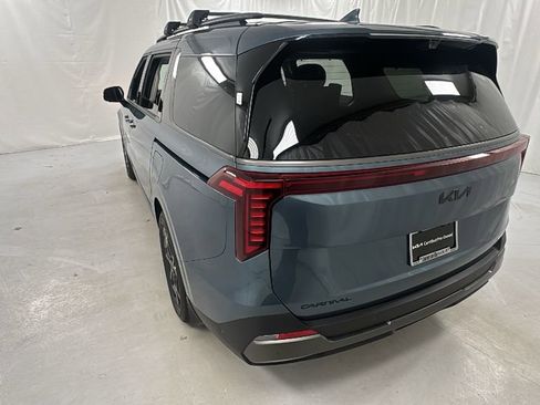 Used 2025 Kia Carnival SX Prestige image 5