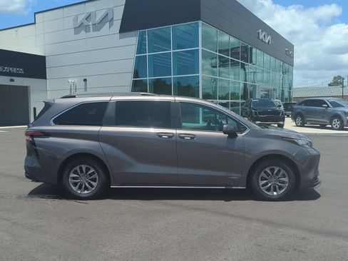 Used 2021 Toyota Sienna LE w/ LE Plus Package FWD image 8