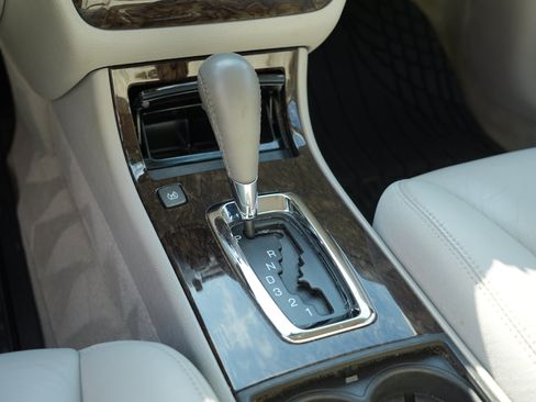Used 2008 Cadillac DTS FWD image 24