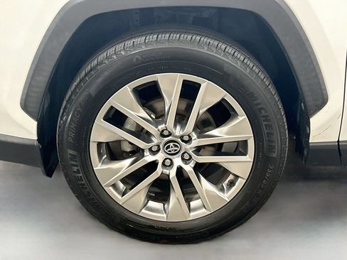Used 2020 Toyota RAV4 XLE Premium FWD image 29