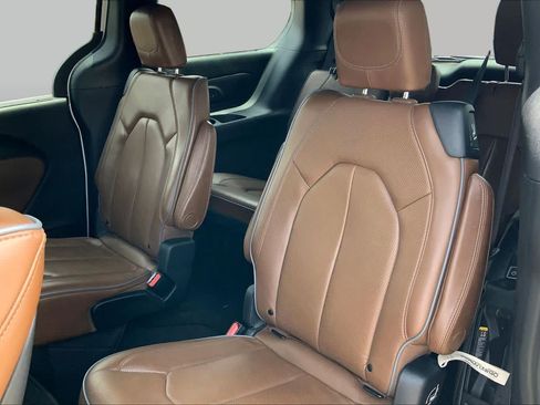 Used 2020 Chrysler Pacifica Limited w/ Advanced Safetytec Group FWD image 21
