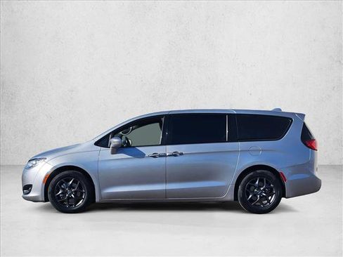 Used 2018 Chrysler Pacifica Touring Plus w/ S Appearance Package FWD image 9