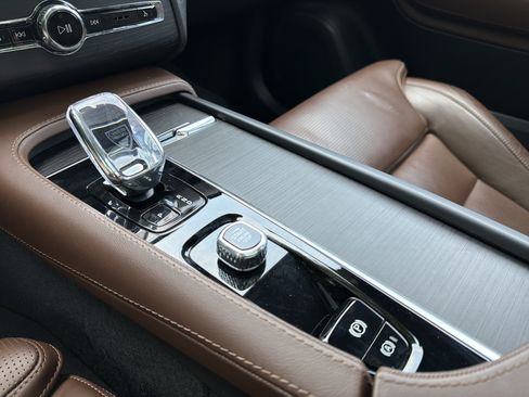 Certified 2025 Volvo XC90 B6 Ultra w/ Protection Package AWD/4WD image 23